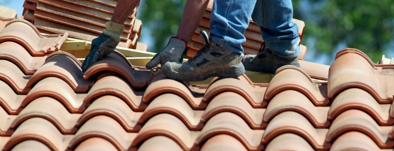 homme sur un toit avec chaussure de sécurité couvreur agen